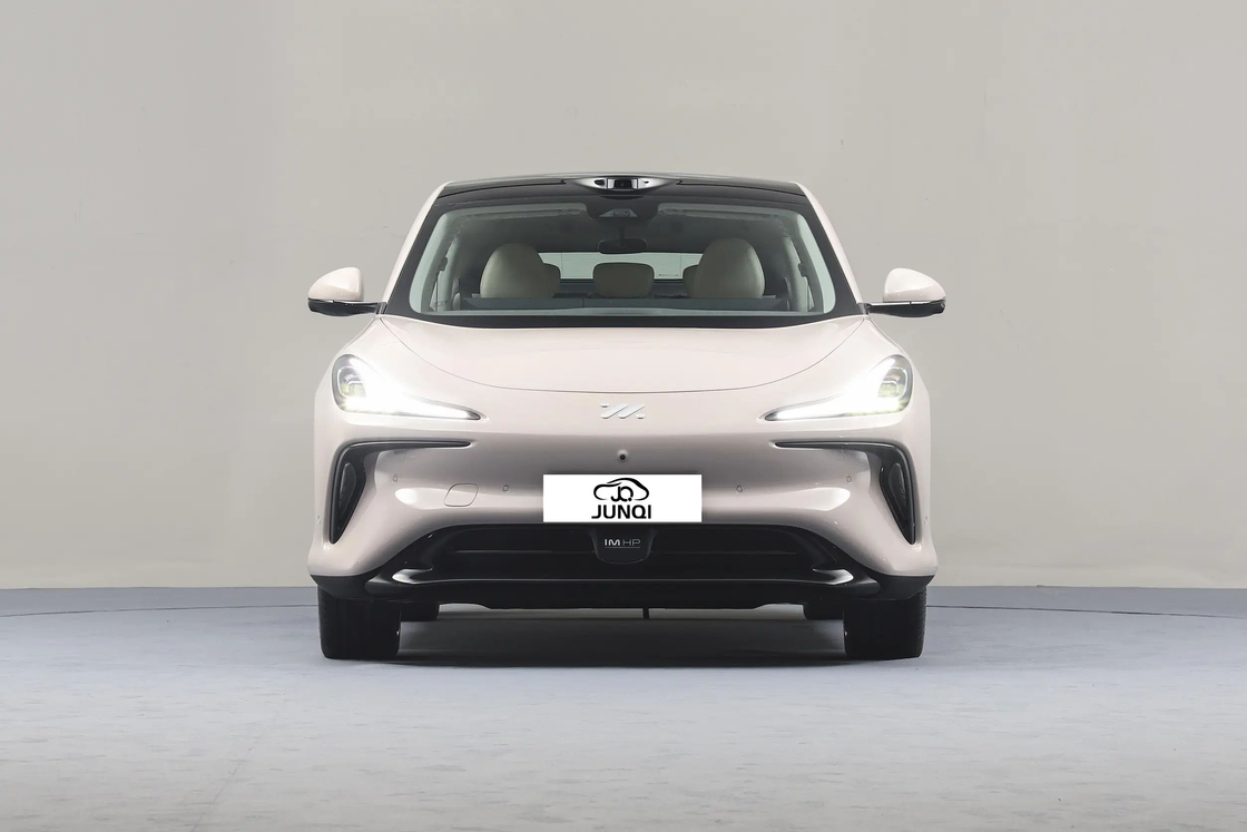 4-drzwiowy samochód elektryczny Zhiji LS6 Luxury Electric Sedan 250KW Max Power