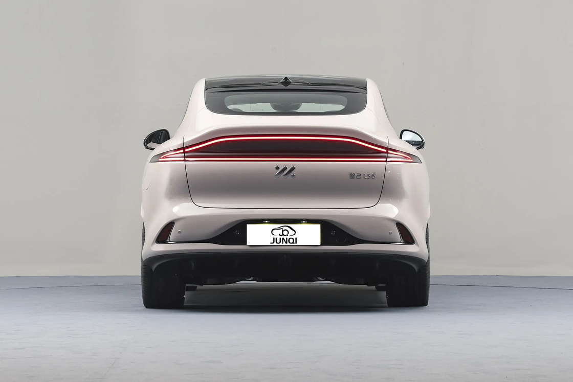 4-drzwiowy samochód elektryczny Zhiji LS6 Luxury Electric Sedan 250KW Max Power