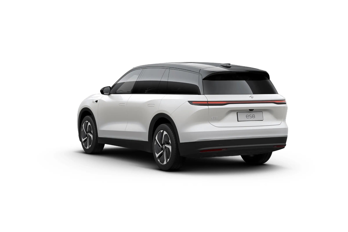 Podwójny silnik NIO ES8 elektryczny SUV z odważną grilą przednią i charakterystycznymi reflektorami LED