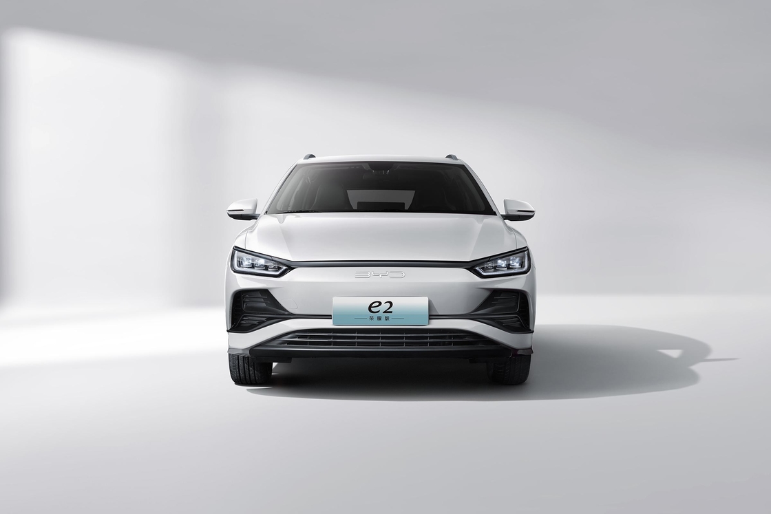 BYD E2 405km New Energy Electric Sedan Lewy układ napędowy EV 5 drzwi 5 miejsc