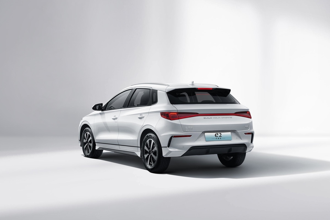 BYD E2 405km New Energy Electric Sedan Lewy układ napędowy EV 5 drzwi 5 miejsc