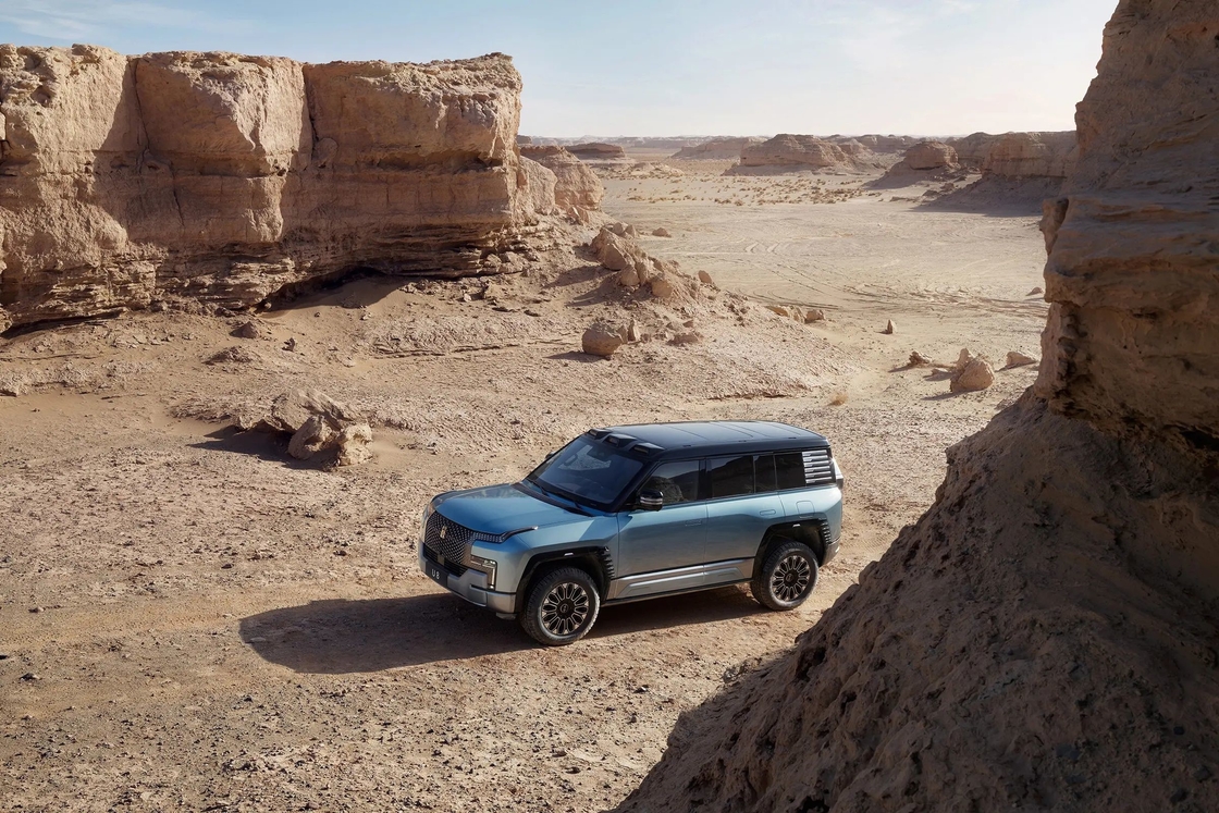Nowy off-road Jeep Electric SUV 4X4 Pojazd BYD Yangwang U8 Patrzący na samochód