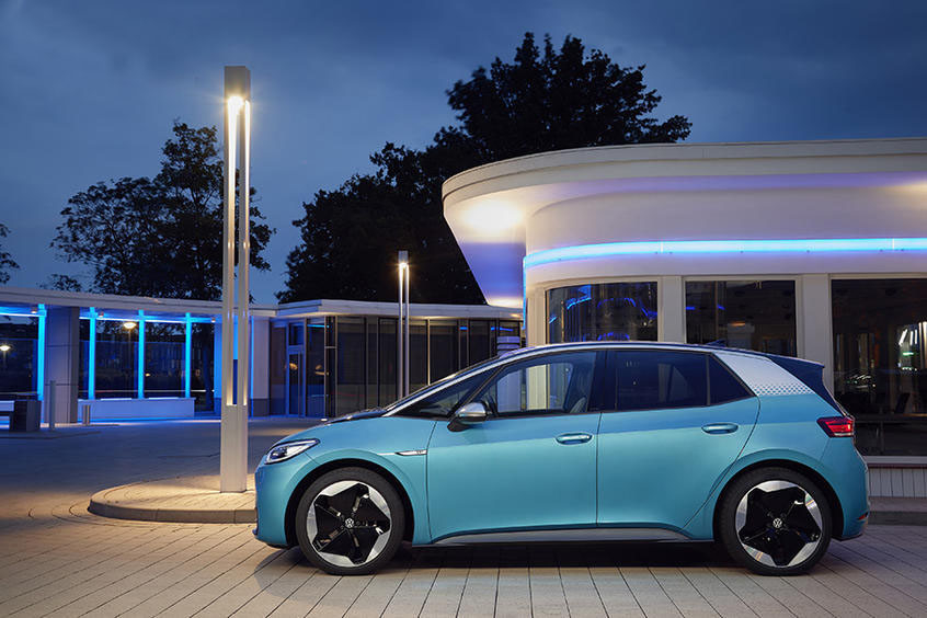 Samochód elektryczny Volkswagen z napędem przednim.3