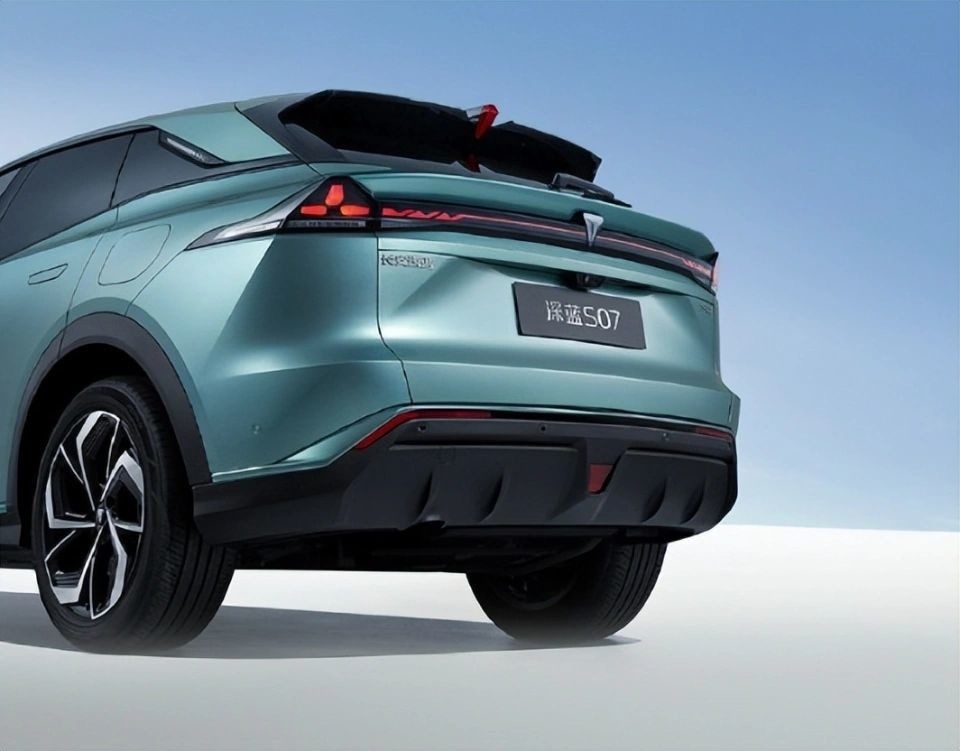 Lewa kierownica Changan Elektryczny samochód DeepBlue 07 Doskonała mieszanka formy i funkcji