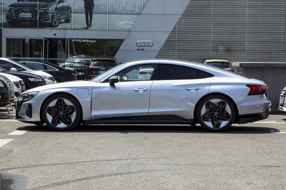 2024 Chiński duży SUV dla Audi RS E-tron GT 510kW 495km Długiego zasięgu Samochody elektryczne dla dorosłych