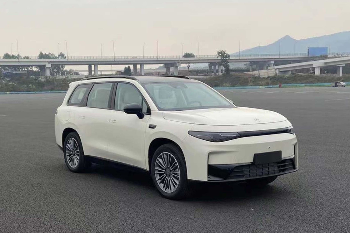 Leapmotor Electric Car C16 średnio-duży SUV z warstwową trapezoidalną siatką wchłaniania powietrza i sześcioma kolorami nadwozia